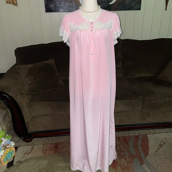 Eve Stillman ~ Women’s Medium ~ Vintage (1960’s) ~ Pink ~ Nylon ~ Nightgown